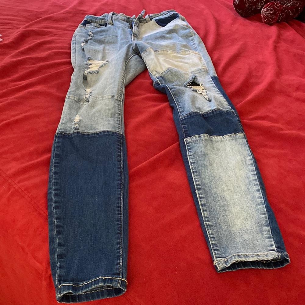 Fitted jeans with rips and stretch